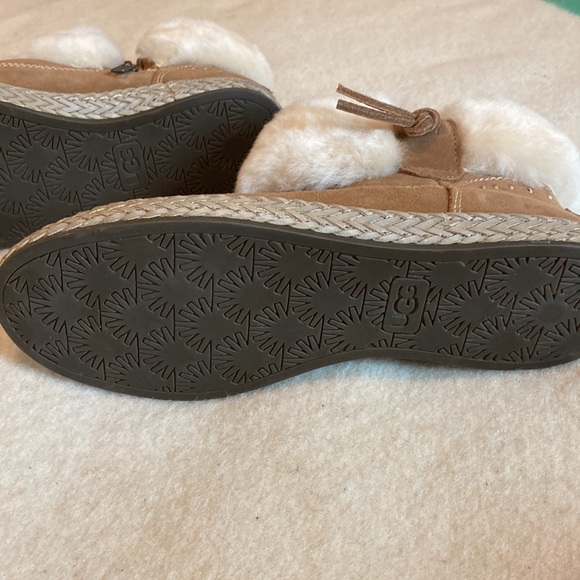 UGG ELOWEN BOOTIES New Without Box. - Picture 3 of 5